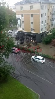 Сильный дождь затопил улицу Победы
