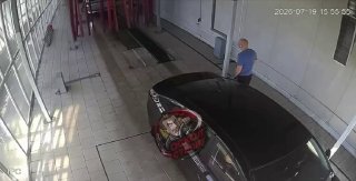 Конфликт на автомойке: клиентка обвинила оборудование в аварии