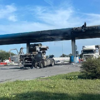 Беспилотник атакует грузовик на АЗС в Белгородской области