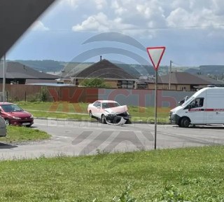 Столкновение автомобилей в Новосадовом: авария с пострадавшими