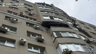 Атака на Многоэтажку: Повреждены Фасад и Автомобили