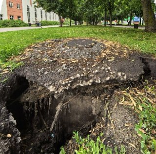 Провал грунта на парковке ТЦ вызывает беспокойство у жителей