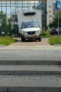 Проблемы с парковкой: авто мешает прохожим и загрязняет тротуар